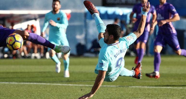 Luis Suárez intenta un remate dentro del área