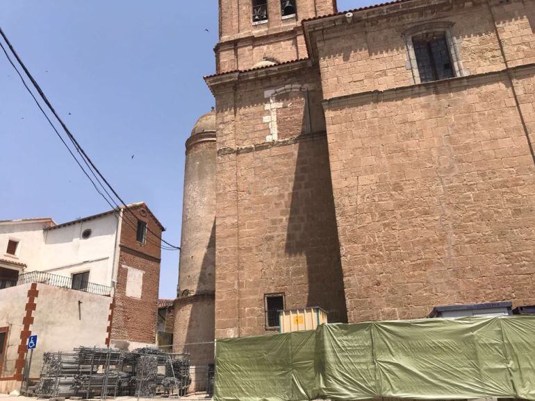 Ya ha comenzado el montaje del andamiaje de la torre de la iglesia de Nava del Rey