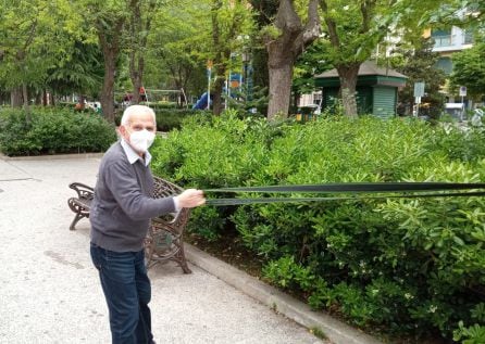 Antonio, entrenando con una cinta elástica