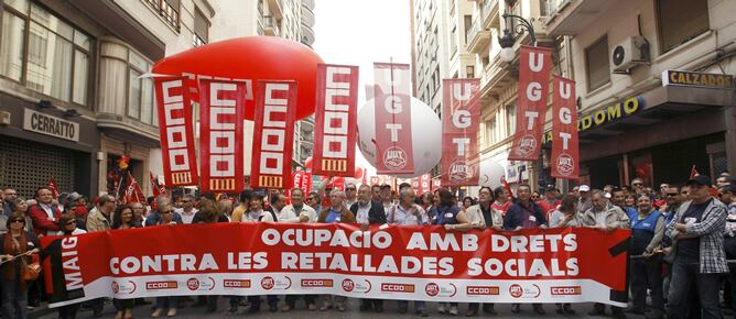 Los secretarios generales de CCOO, Ignacio Fernández Toxo, y de UGT, Cándido Méndez (en el centro), encabezan la manifestación en Valencia del Día del Trabajo