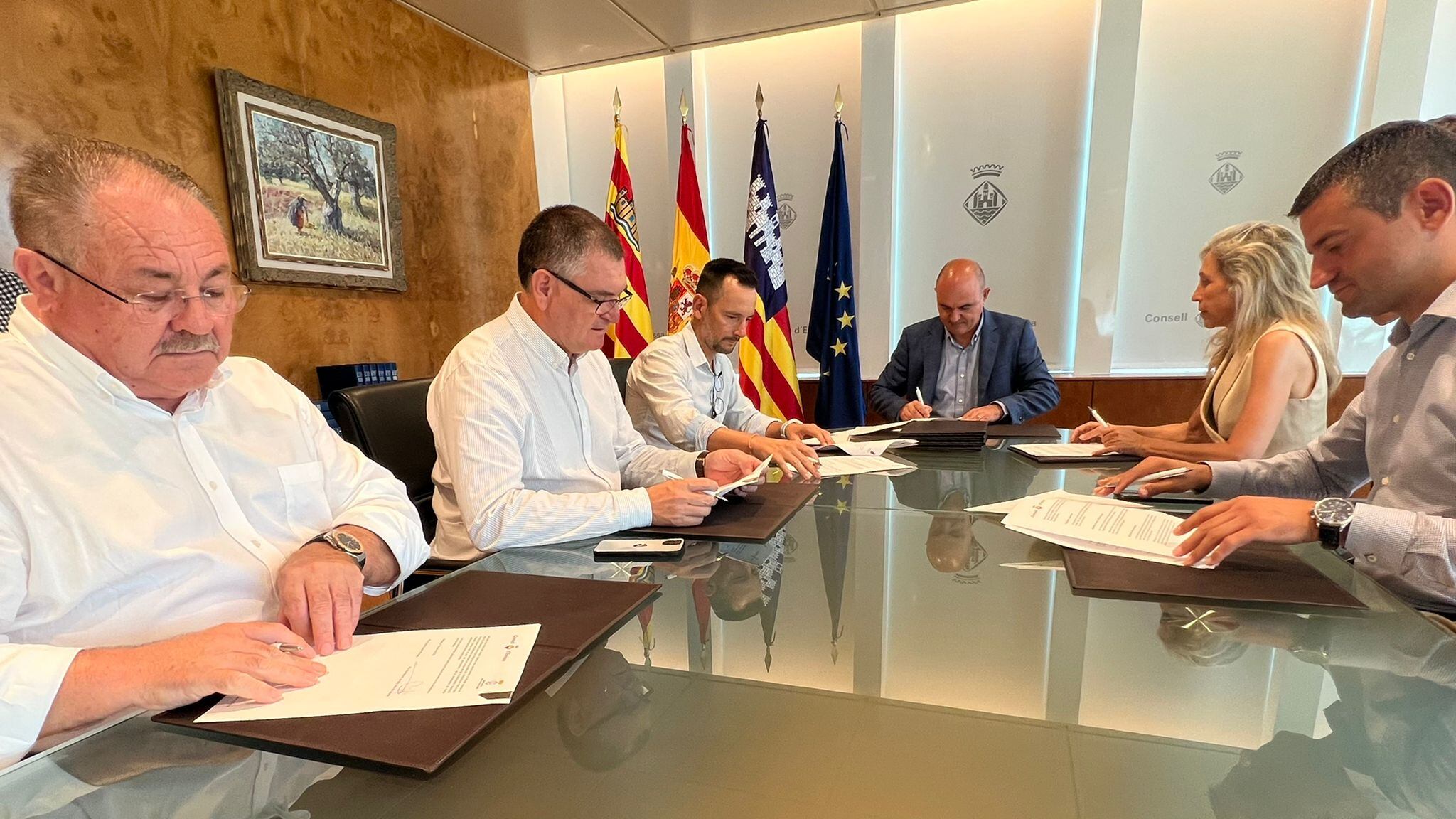 El momento de la firma del convenio