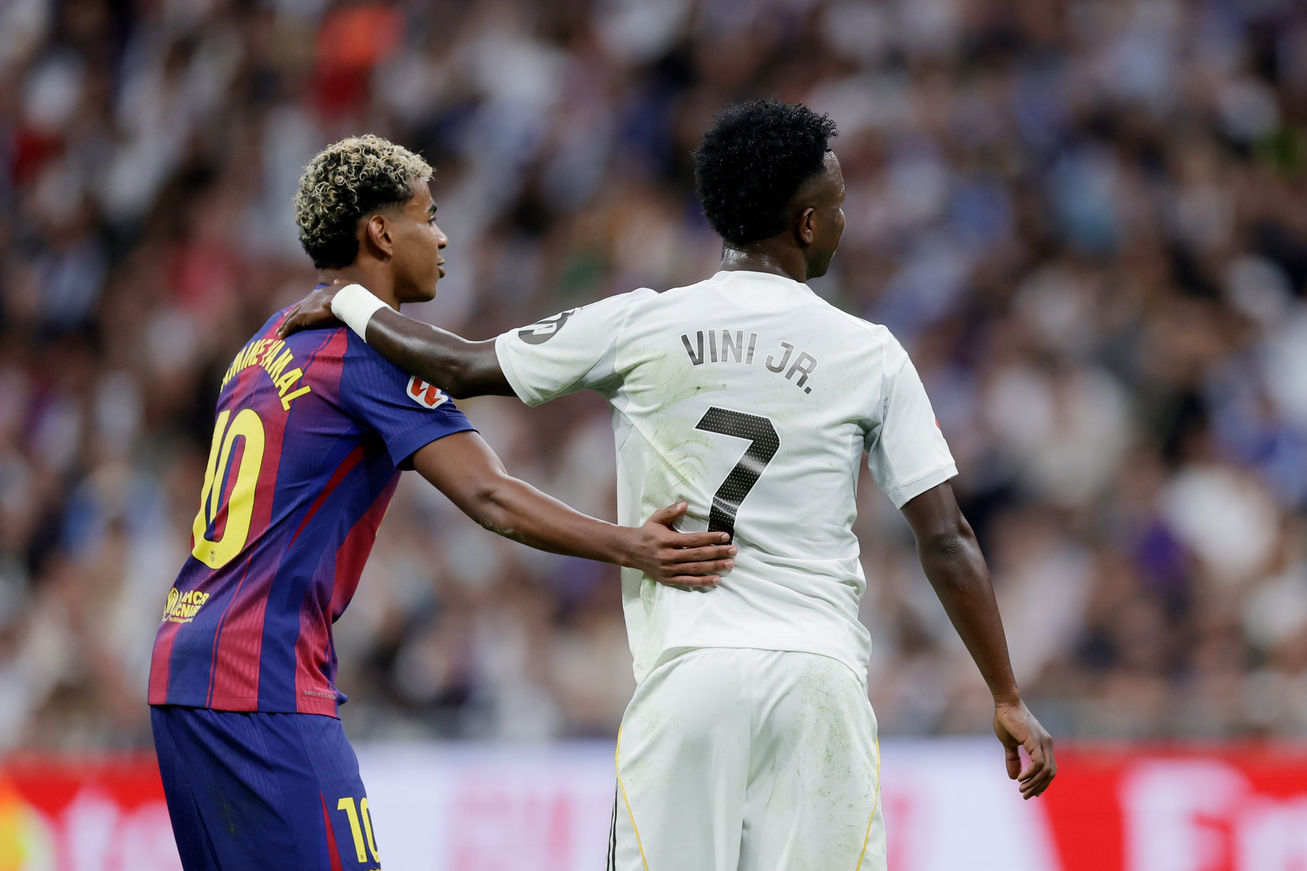 Lamine Yamal y Vinicius, durante el Real Madrid-FC Barcelona de la presente temporada de LaLiga