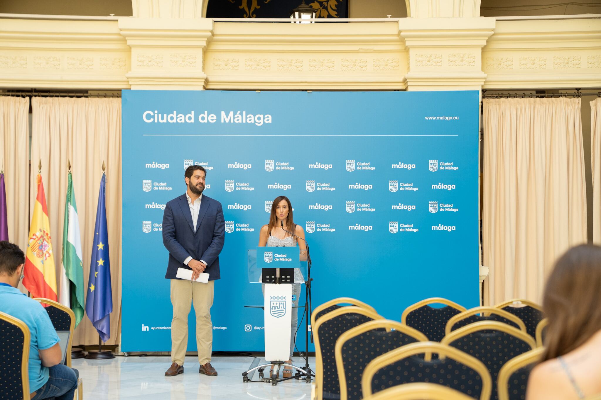 El concejal de Deportes Borja Vivas y la portavoz del Ayuntamiento Elisa Pérez de Siles, en la presentación del convenio de las obras del estadio de La Rosaleda