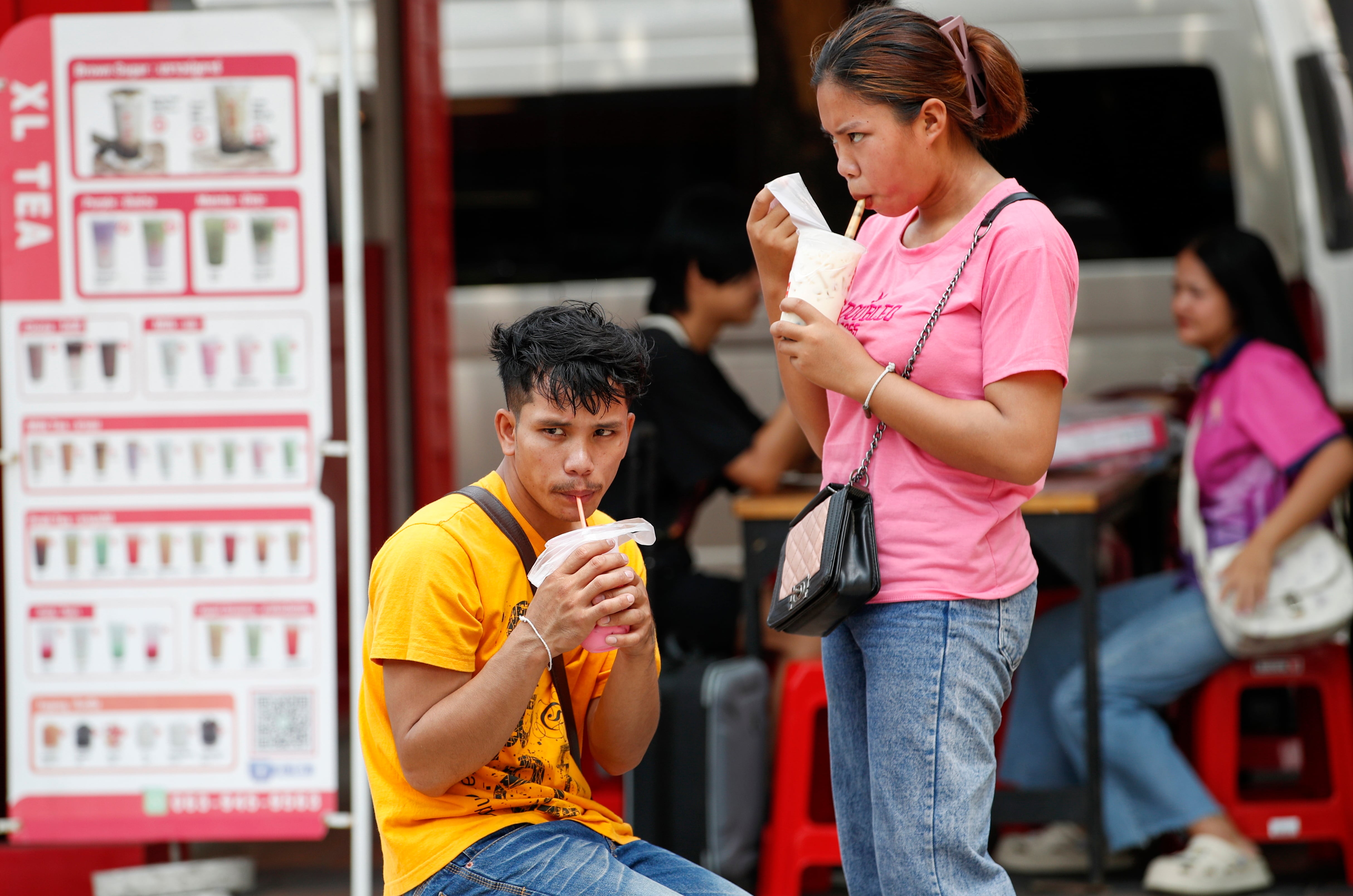 Personas refrescándose en Bangkok (Tailandia) para sobrellevar el calor extremo.