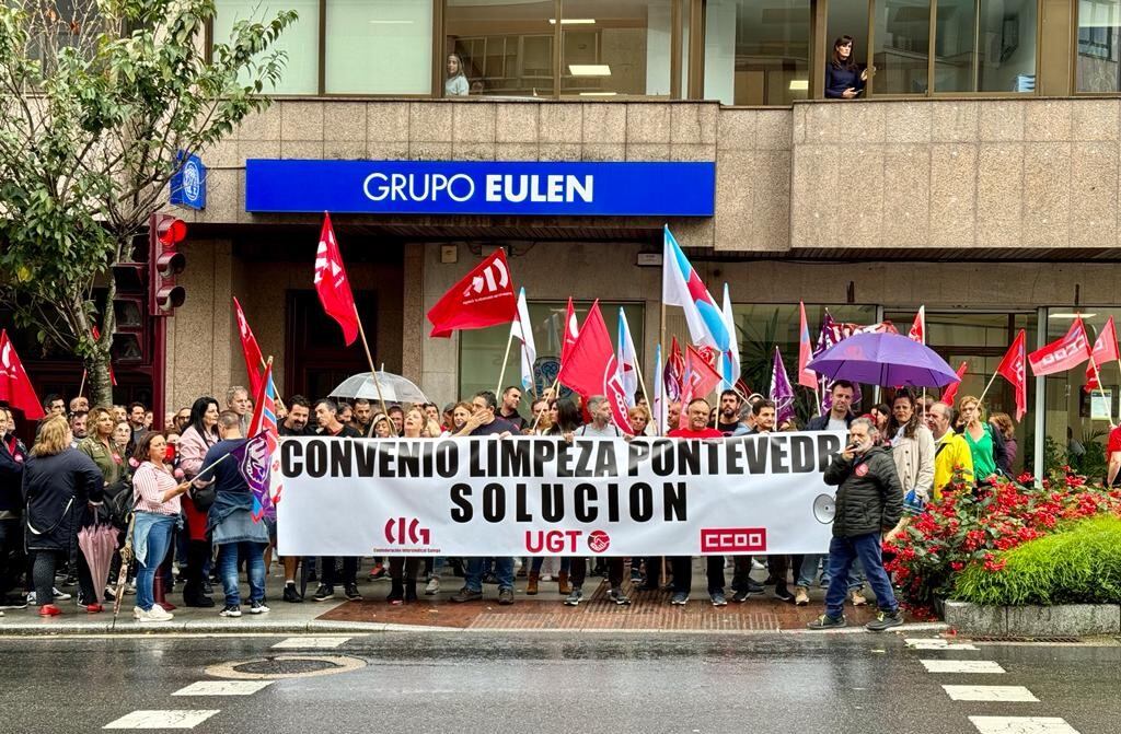 Protesta de trabajadoras y trabajadores de limpieza en la sede de Eulen en Vigo