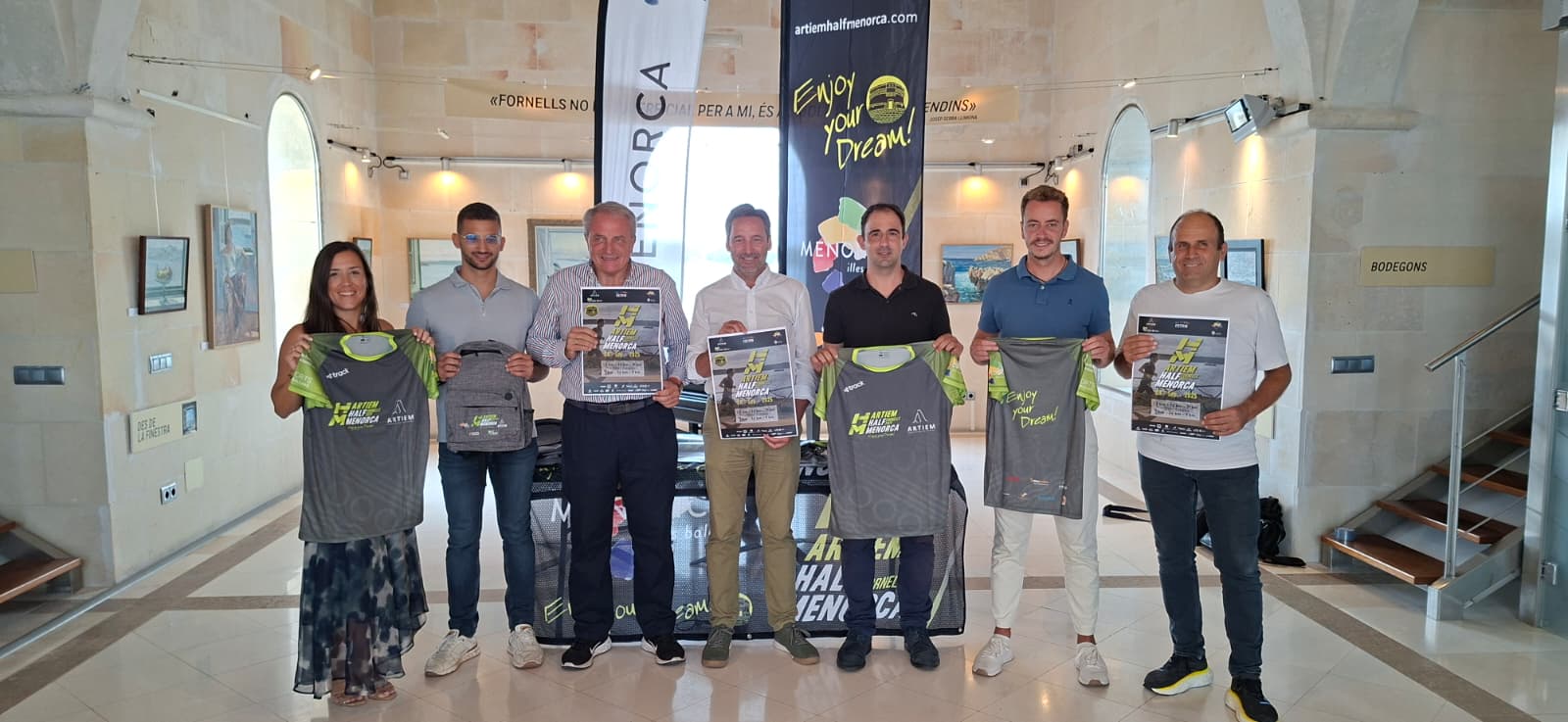 El triatló es va presentar a Fornells, lloc de sortida i arribada de la prova que es disputarà diumenge.