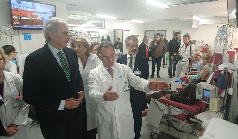 El consejero madrileño de Sanidad durante su visita