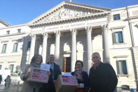 Entrega de las primeras 130.000 firmas en el Congreso de los Diputados