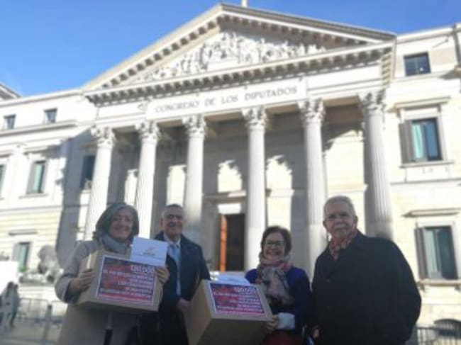 Entrega de las primeras 130.000 firmas en el Congreso de los Diputados