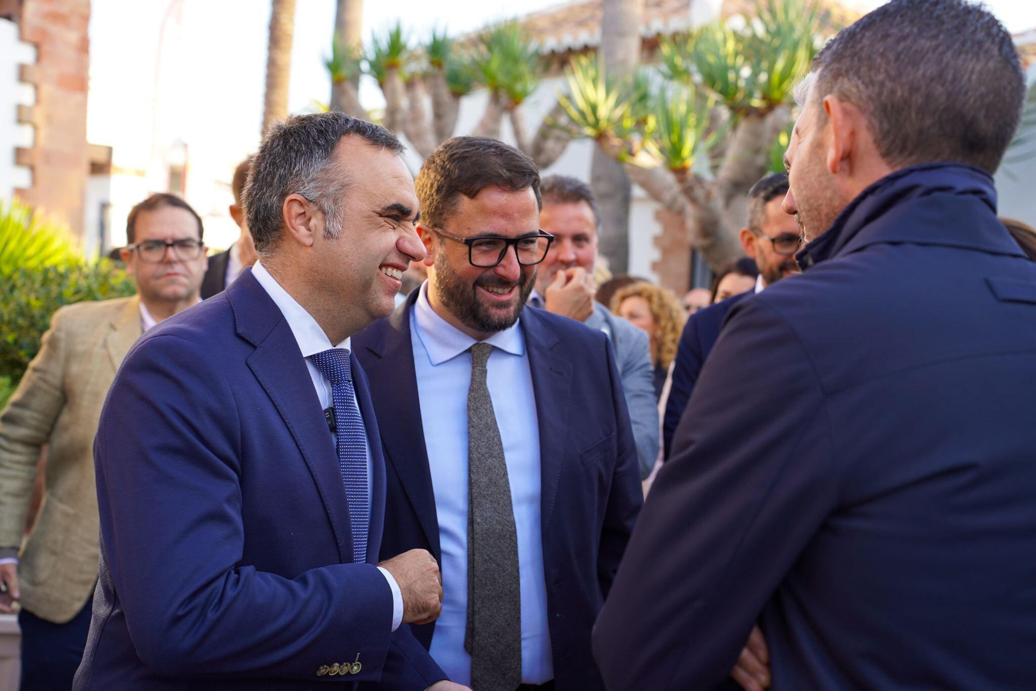 Francis Rodriguez, presidente de la Diputación de Granada junto a Javier Rubiño, presidente de AECOST durante la celebración del "Desayuno empresarial"