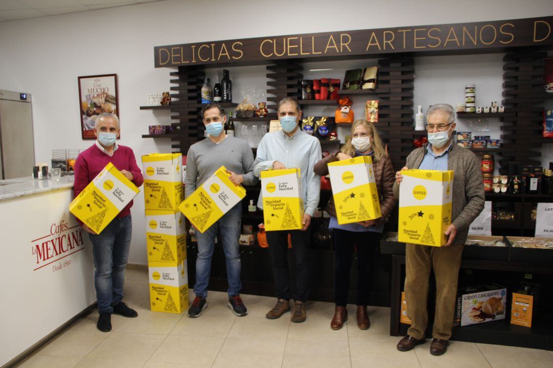 Productores de Cuéllar vinculados al Centro de Iniciativas Turísticas de la localidad que han participado en la elaboración de las cestas de Navidad