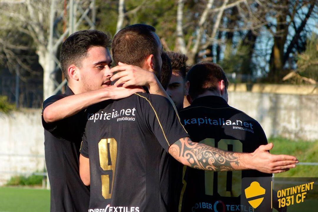 L&#039;Ontinyent 1931 celebrant un gol al derbi davant del Bocairent