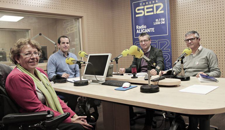 Llanos Rodriguez, presidenta de Alicante Accesible; Fernando Marcos, concejal de movilidad; y Julio Luján, tesorero de Alicante Accesible y coordinador del proyecto de Mapa de Itinerarios Peatonales Accesibles