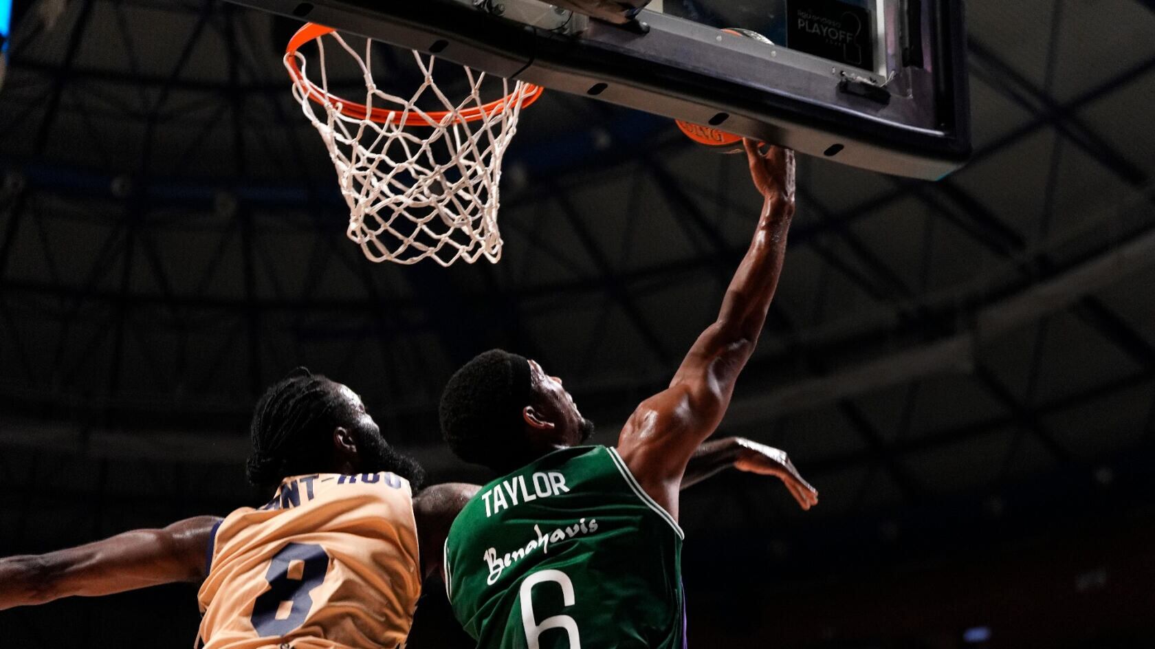 Taylor intenta una bandeja en el partido del jueves