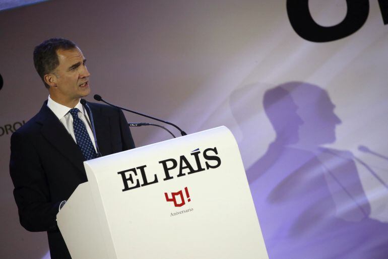 El rey Felipe VI durante su intervención en la cena celebrada con motivo del 40 Aniversario del diario &#039;El País&#039; y la entrega de los Premios Ortega y Gasset de Periodismo 2016