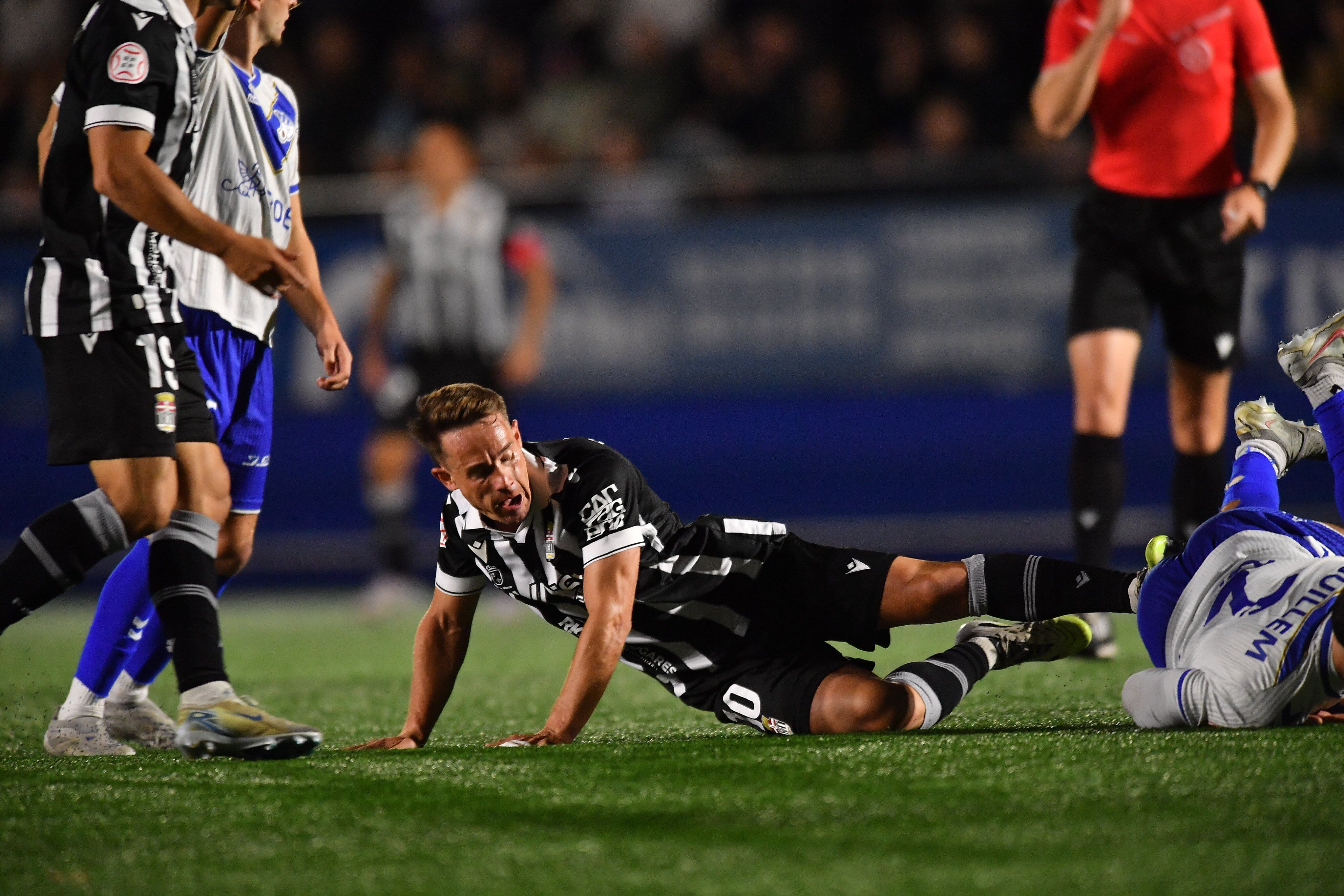 Pablo Larrea cae al suelo en la disputa de un balón