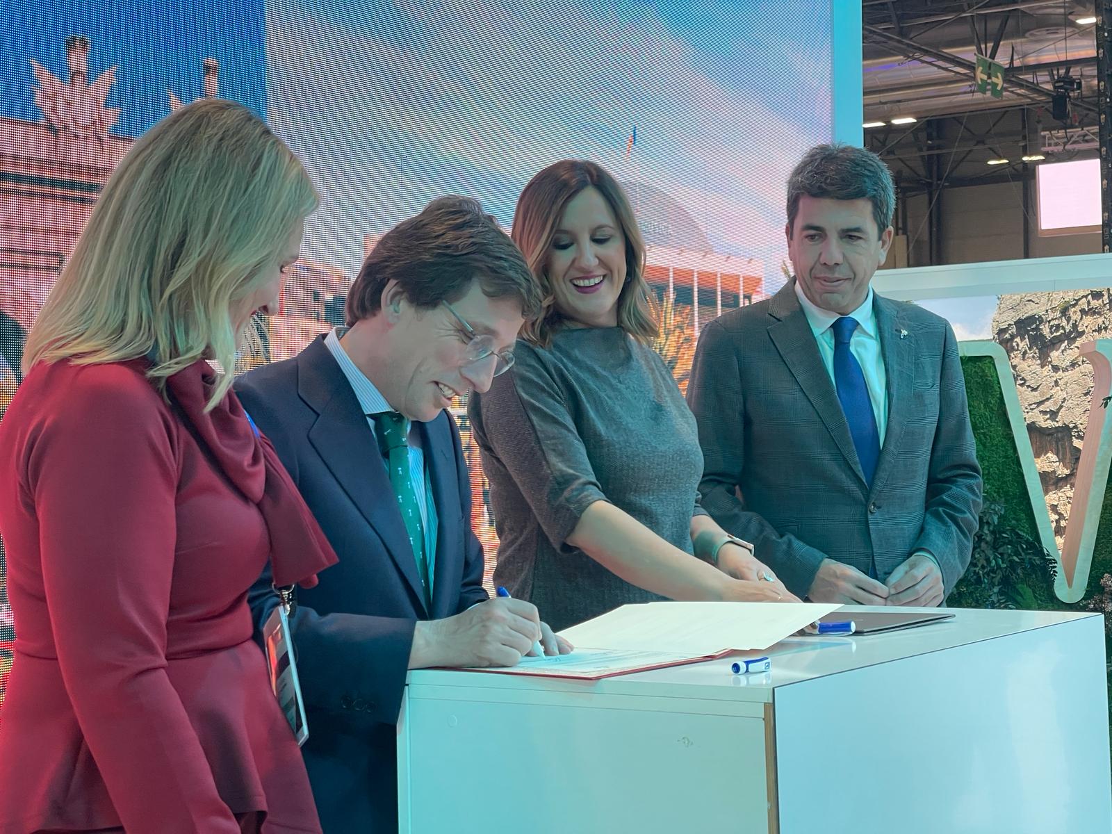 Firma del convenio de colaboración cultural entre València y Madrid. En la imagen (de izquierda a derecha) la consellera de Turismo, Nuria Montes; el alcalde de Madrid, José Luis Martínez Almeida; la alcaldesa de València, María José Catalá, y el president de la Generalitat, Carlos Mazón