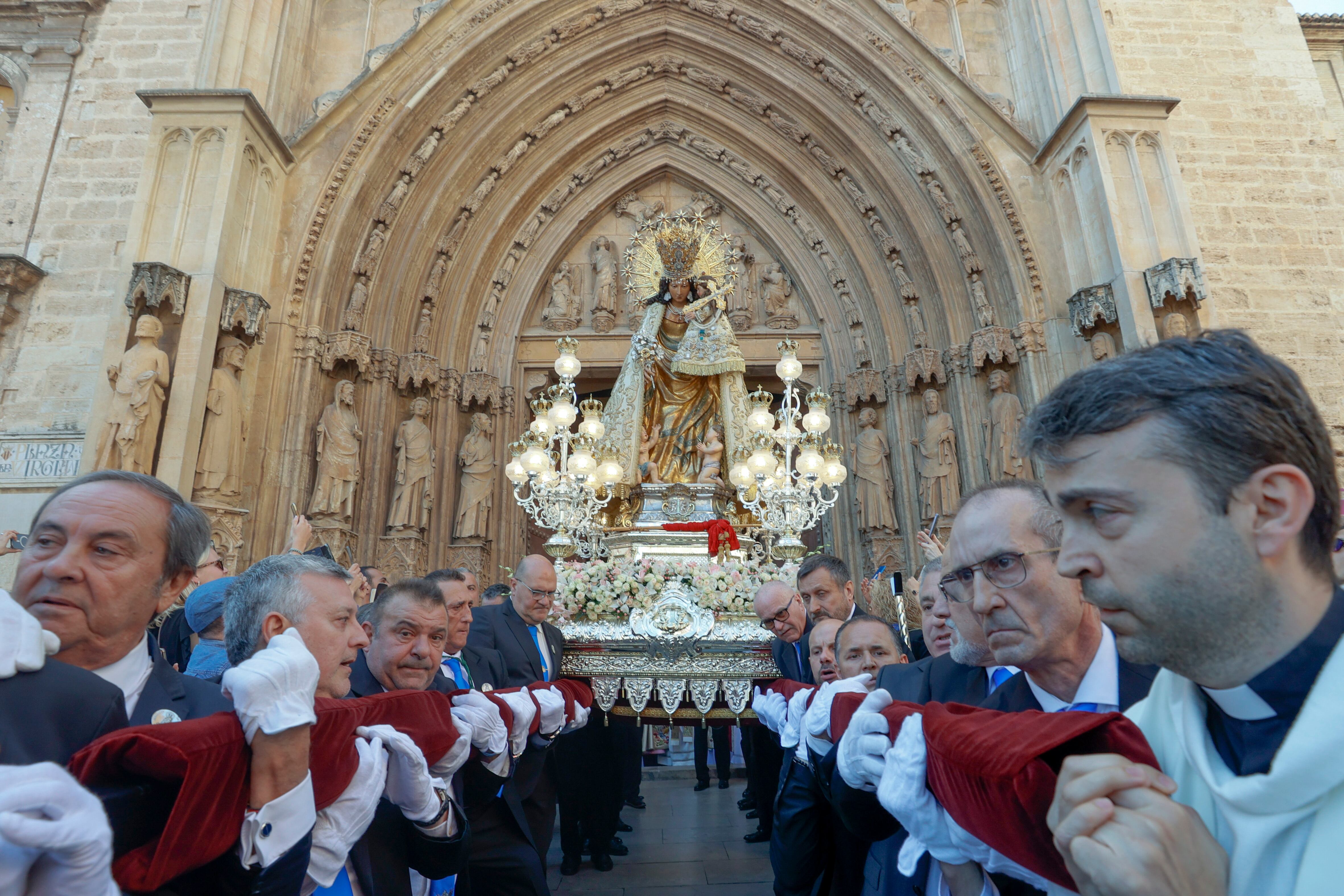 GRAFCVA3382. VALENCIA, 13/05/2023.-València celebra el centenario de la coronación de su patrona, la Virgen de los Desamparados, con una procesión que recorre el centro de la ciudad y que evoca a la que tuvo lugar hace un siglo.EFE/ Juan Carlos Cárdenas
