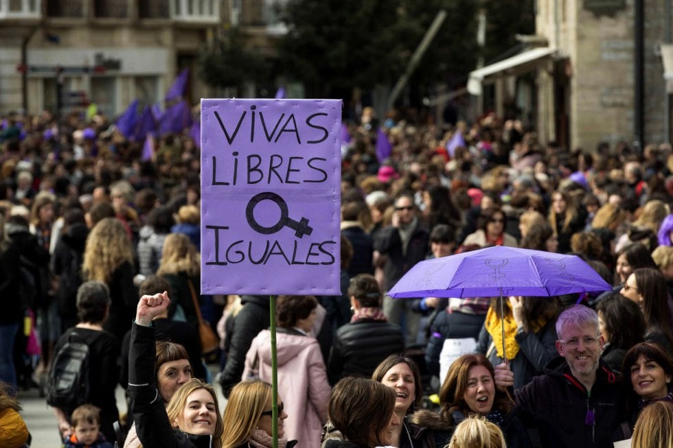 Miles de personas se han manifestado en Vitoria con motivo de la huelga feminista convocada por el Día Internacional de la Mujer.