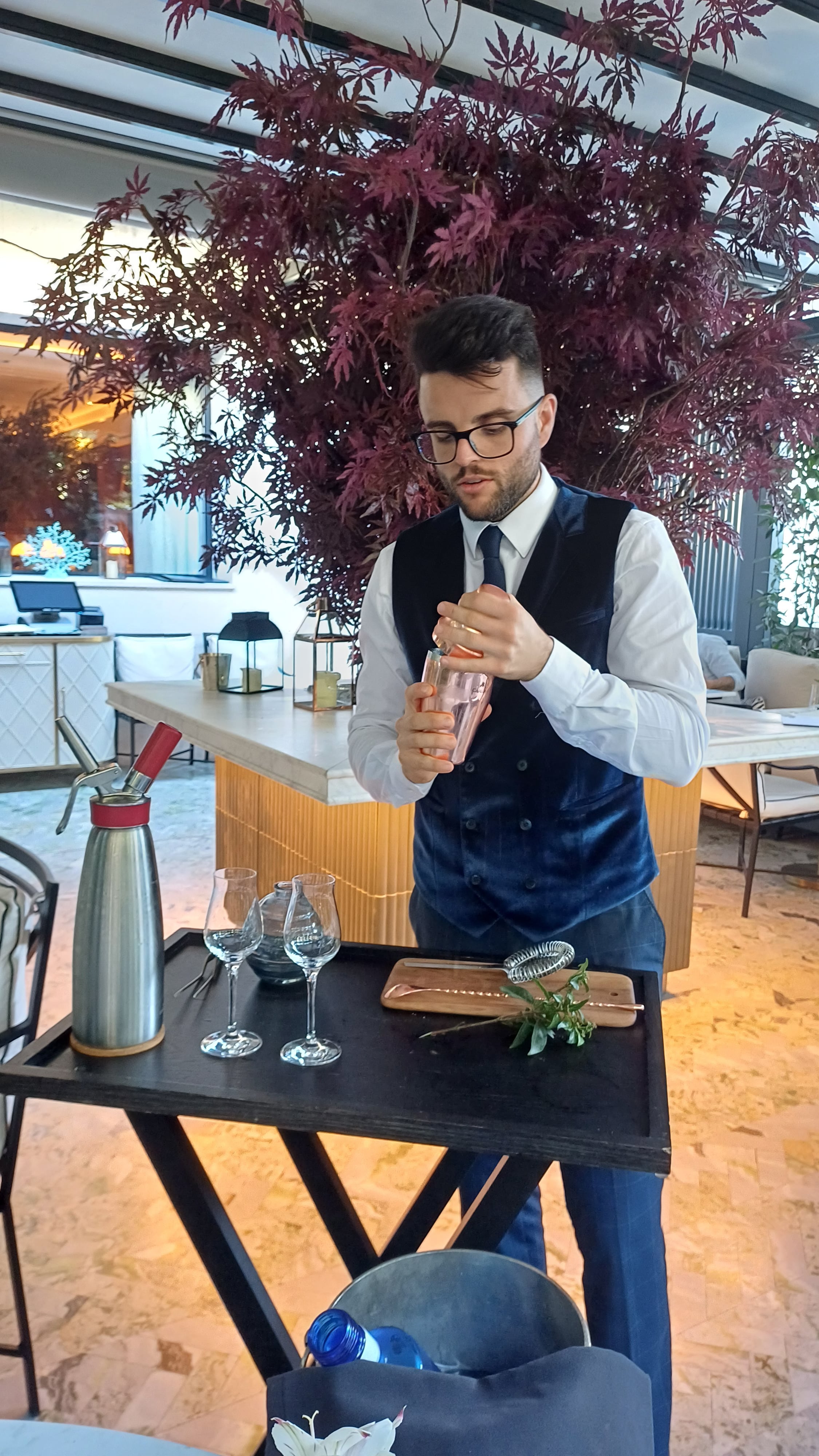 Isidro, uno de los integrantes del equipo de sala del restaurante Amós.