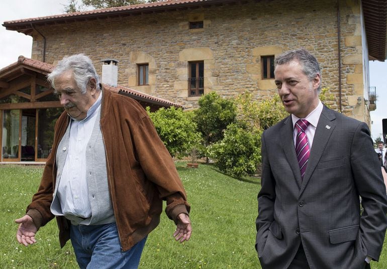 GRA243. MUXIKA (BIZKAIA), 18/05/2015.- Fotografía facilitada por Irekia del expresidente de Uruguay, José Mujica (i), durante una reunión de caracter privado con el lehendakari, Iñigo Urkullu (d), en Muxika (Bizkaia), el pueblo de sus antepasados, que visita por segunda vez acompañado en esta ocasión por su esposa. EFE/ *SOLO USO EDITORIAL*