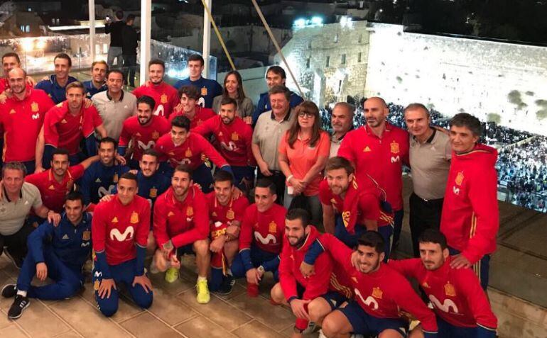 La expedición de España en Israel, en el Muro de las Lamentaciones