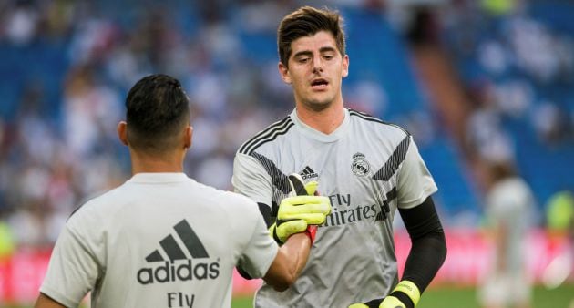 Courtois saluda a Keylor Navas, durante un calentamiento con el Real Madrid.