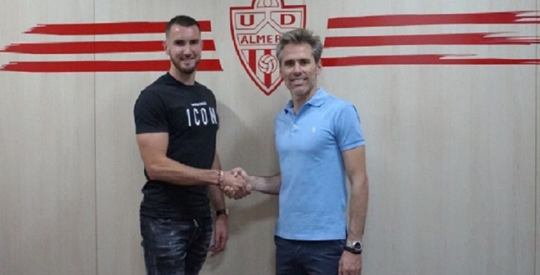 Peybernes posa junto al director deportivo del Almería, Miguel Ángel Corona.