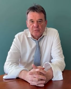 Eric Peyrègne, del partido de derecha Rassamblement National encabeza la primera vuelta con un 23,8%