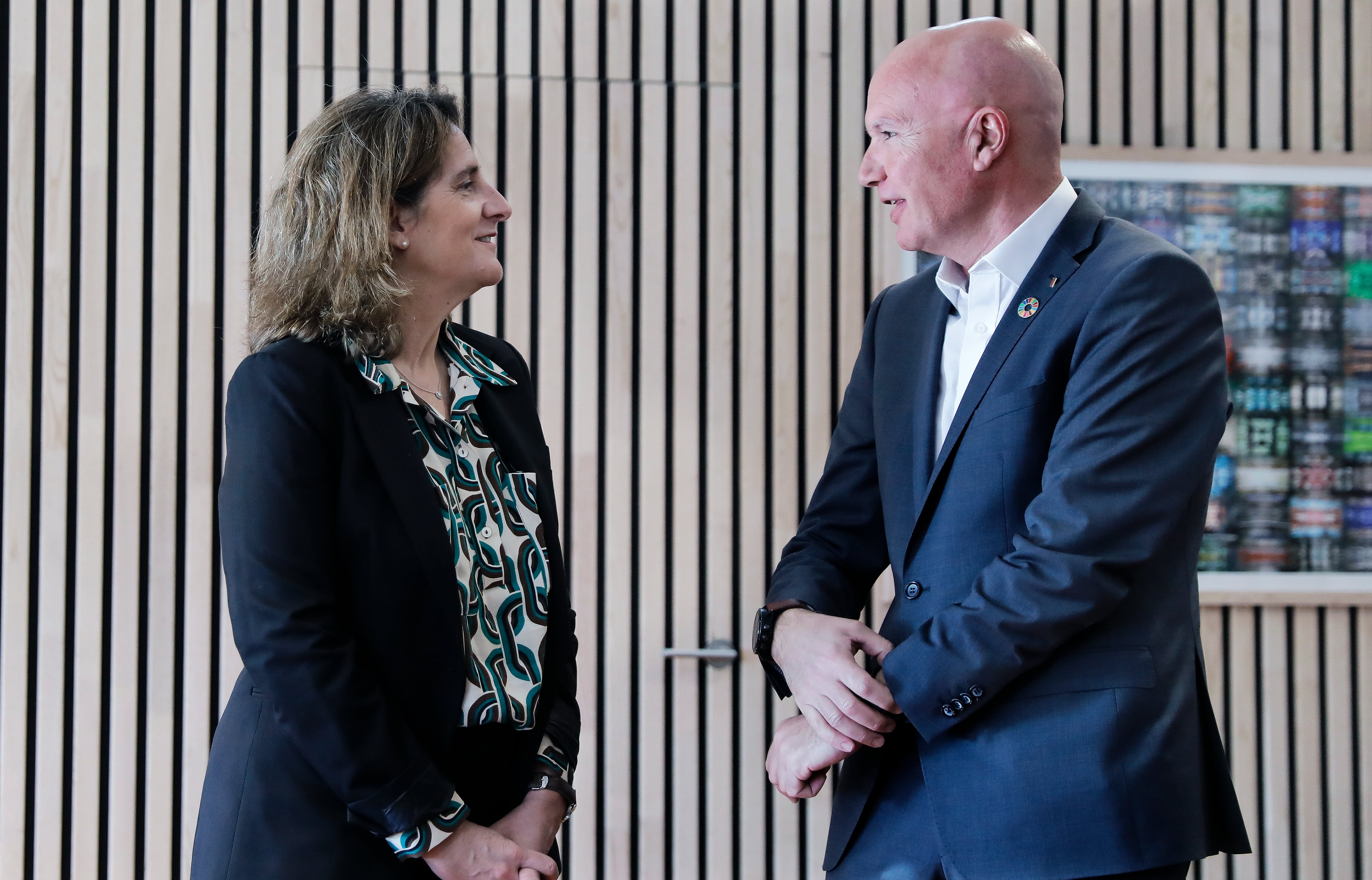 La ministra para la Transición Ecológica, Teresa Ribera, y el conseller de Acción Climática de la Generalitat, David Mascort, durante la reunión que han mantenido este lunes en Barcelona. EFE/Andreu Dalmau