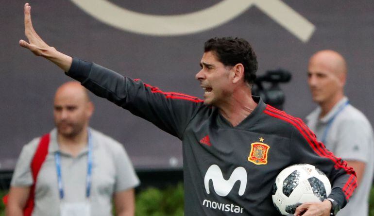 Fernando Hierro ordena a su equipo durante un entrenamiento en Krasnodar