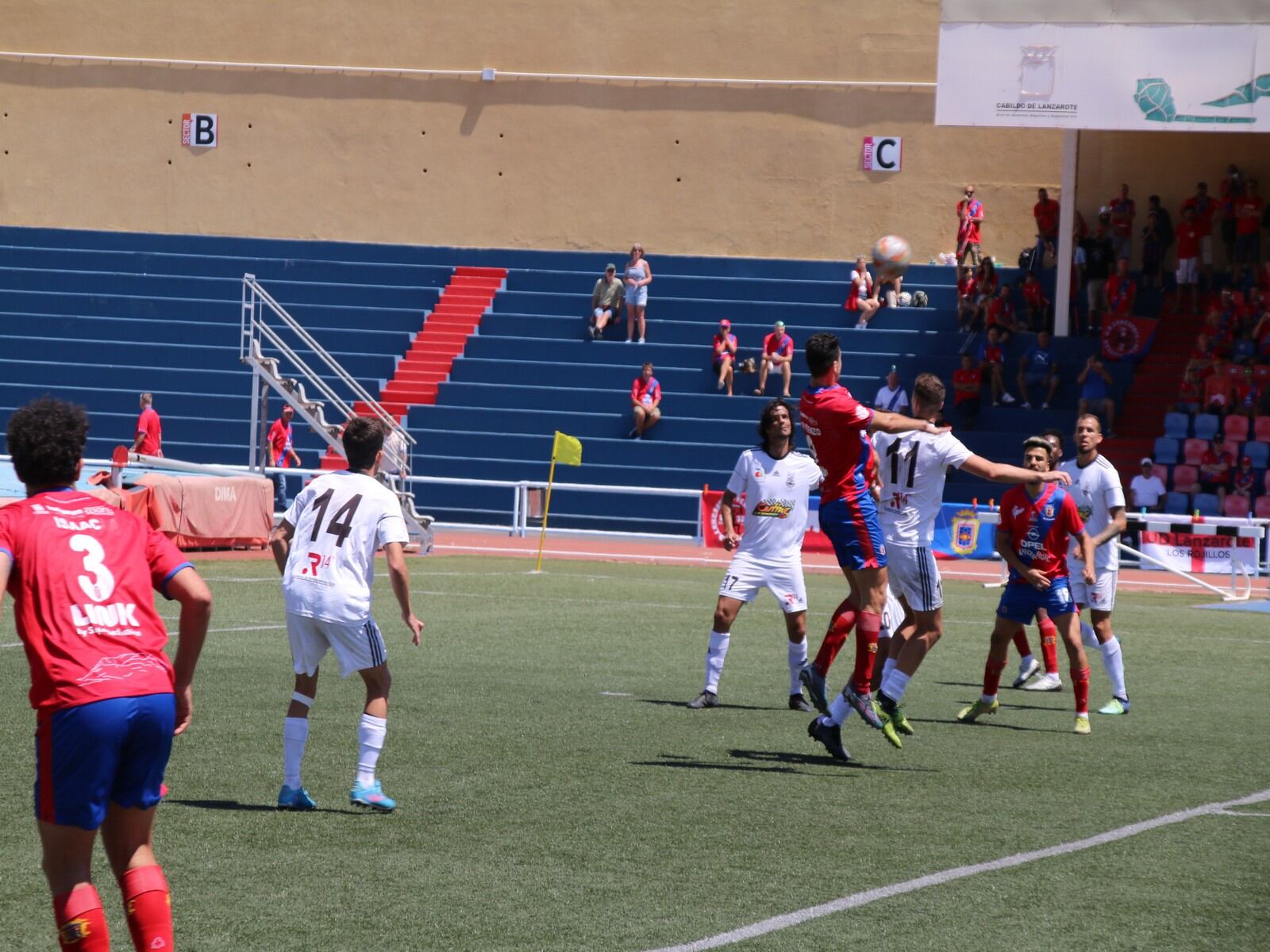 UD Lanzarote y UD Ibarra disputando un balón.