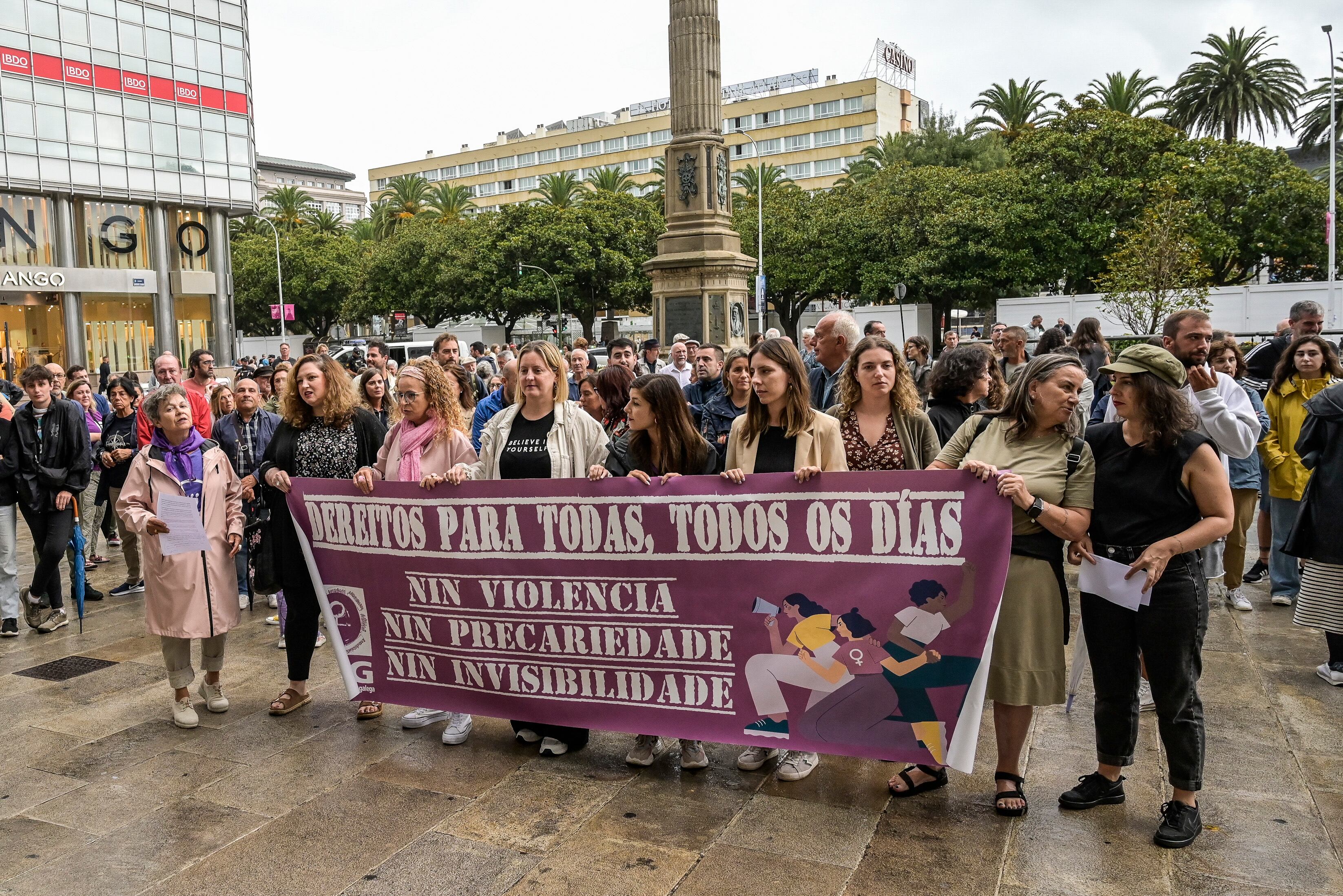 A CORUÑA, 28/08/2023.- Concentración celebrada este lunes en el Obelisco de A Coruña en apoyo a la futbolista Jennifer Hermoso y en contra de los comportamientos machistas, como los protagonizados por el presidente de la Federación Española de Fútbol, Luis Rubiales, con la campeona del mundo. EFE/Moncho Fuentes
