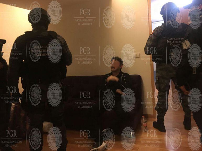 Fotografía cedida por la Procuraduría General de la República que muestra a efectivos militares de la Marina en el sitio de la detención del sucesor de &quot;el Chapo&quot; Guzmán, Dámaso López Núñez