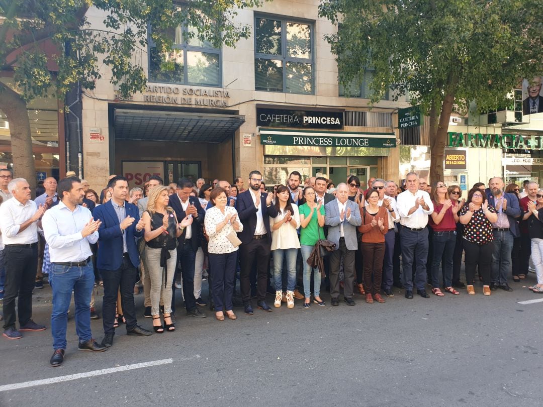 Minuto de silencio en memoria de Alfredo Pérez Rubalcaba frente a la sede del PSRM-PSOE en la calle Princesa de Murcia