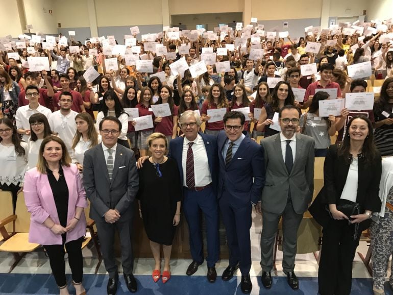 El colegio Santa Joaquina de Vedruna de Murcia ha acogido este martes la III Jornada de Conciliación: &#039;El Juez de Paz Educativo&#039;, donde se entregaron los reconocimientos por la labor prestada durante este curso a 538 jueces de paz educativos que han parti