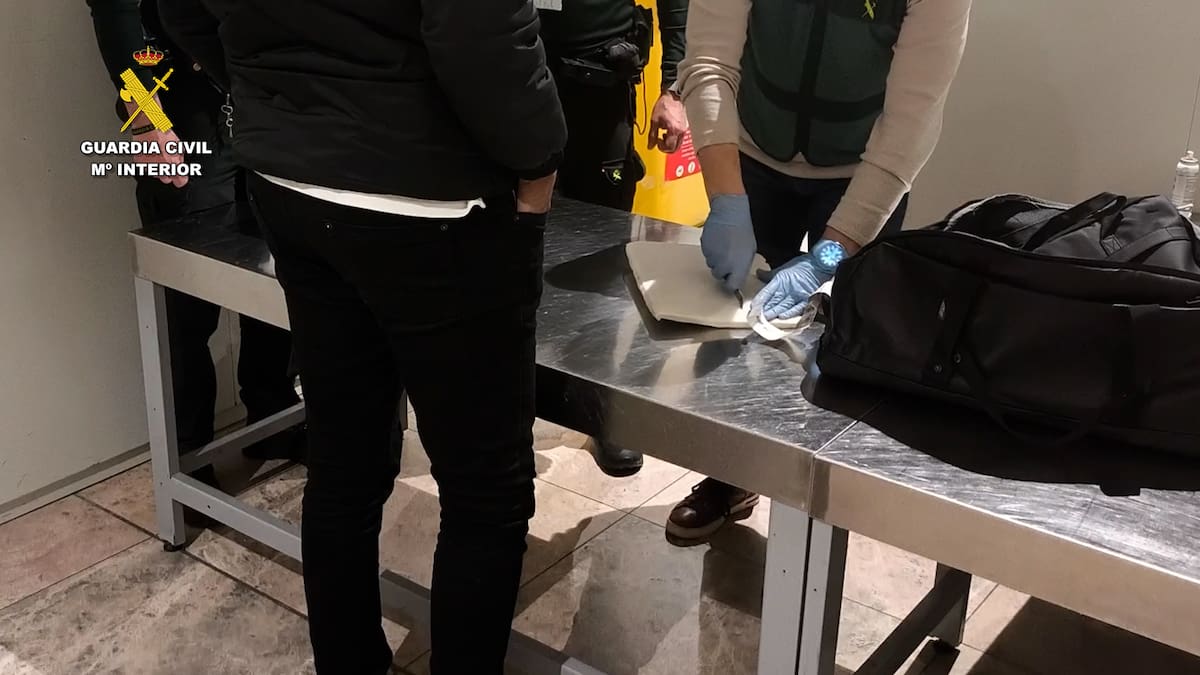 Interceptada una maleta con 3,5 kilos de cocaína oculta en el aeropuerto de Alicante-Elche