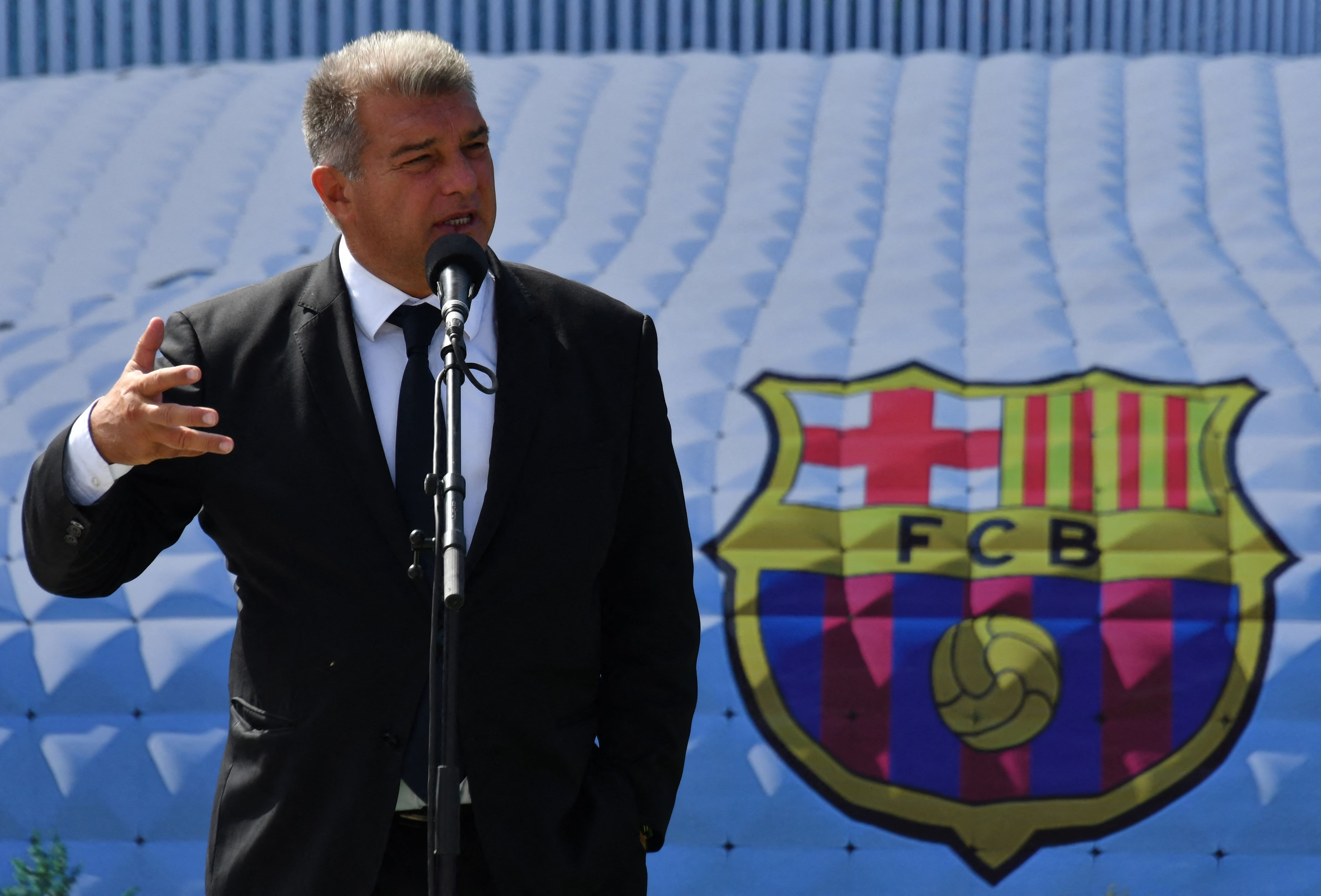 Joan Laporta, con el escudo del FC Barcelona de fondo. (Photo by VYACHESLAV OSELEDKO / AFP) (Photo by VYACHESLAV OSELEDKO/AFP via Getty Images)