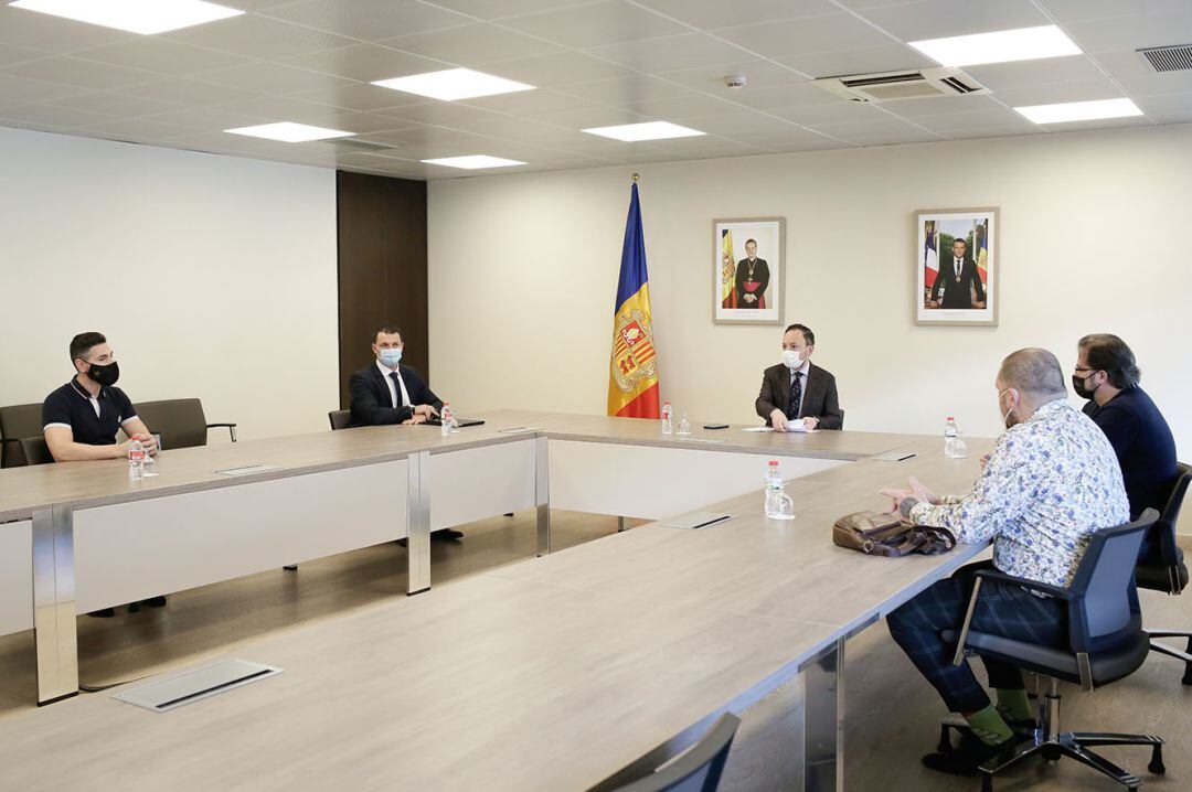 Un moment de la trobada entre el cap de Govern, Xavier Espot; el ministre de Presidència, Economia i Empresa, Jordi Gallardo, i els representants dels locals d'oci nocturn, i bars i restaurants.