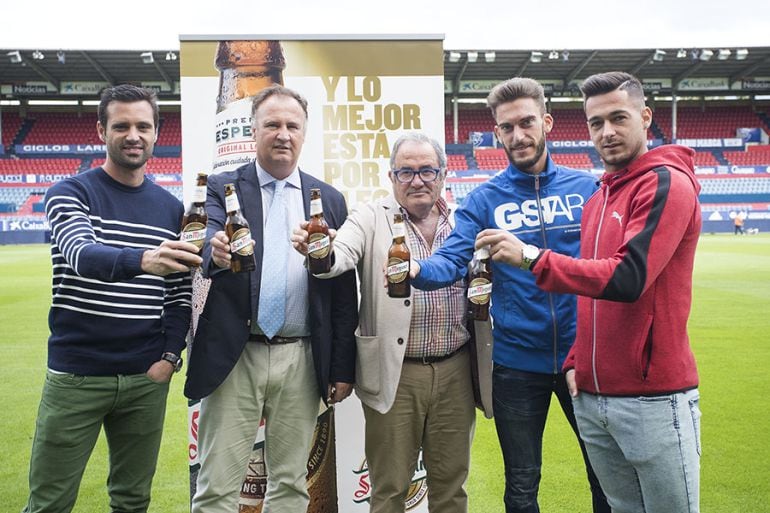 Osasuna en la presentación de un nuevo patrocinadoren el Sadar donde buscará la primera victoria de la temporada