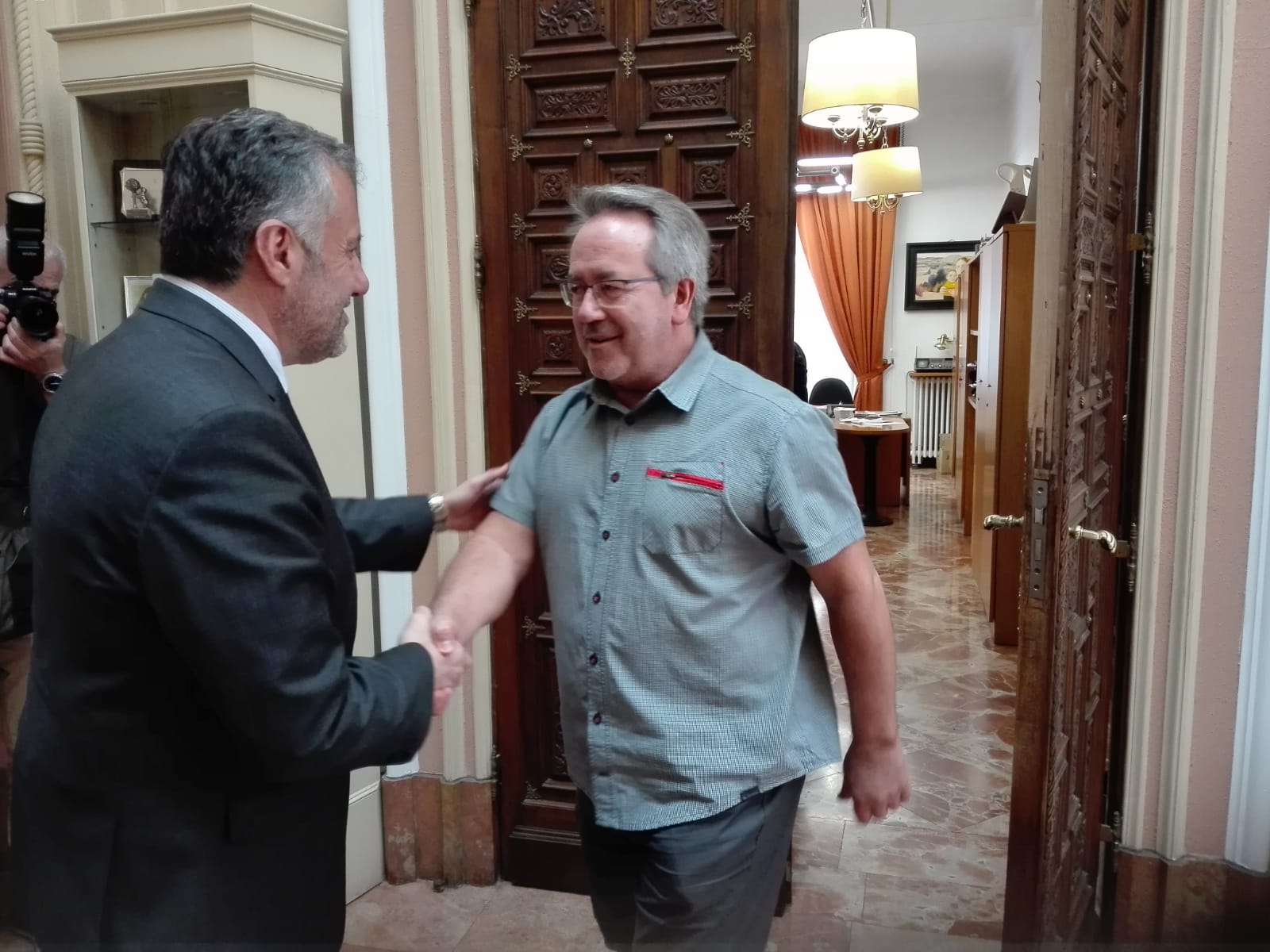 Saludo entre Carlos Pollán y Francisco Guarido