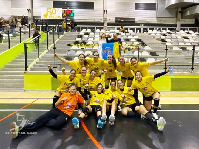 Las jugadoras del Lanzarote Puerto del Carmen tras ganar en la cancha del Carballal.