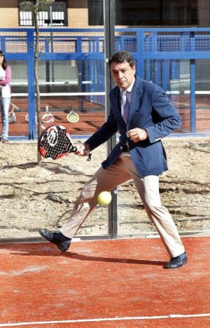 Ignacio González inaugura, raqueta en mano, el centro deportivo El Caracol, gestionado por una empresa vinculada a David Marjaliza