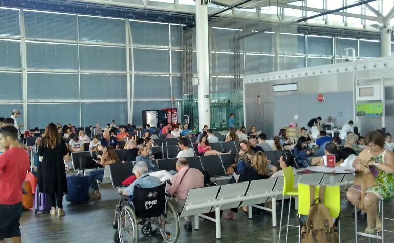 Pasajeros del vuelo Zaragoza-Menorca esperando para embarcar 