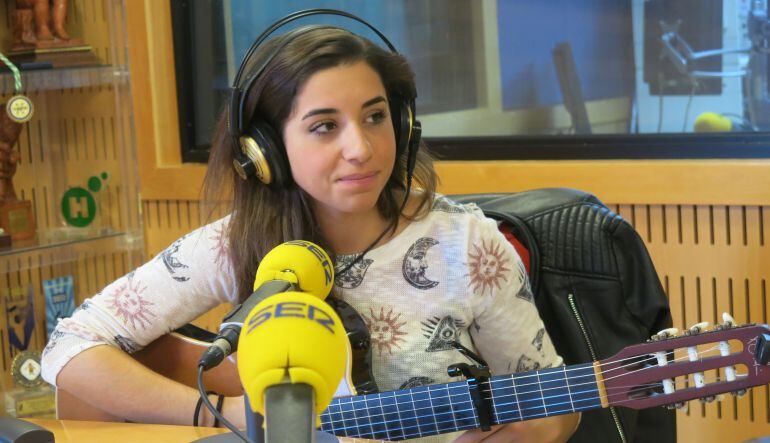 Imagen de la cantante Paula Gómez durante una entrevista en Radio Cádiz