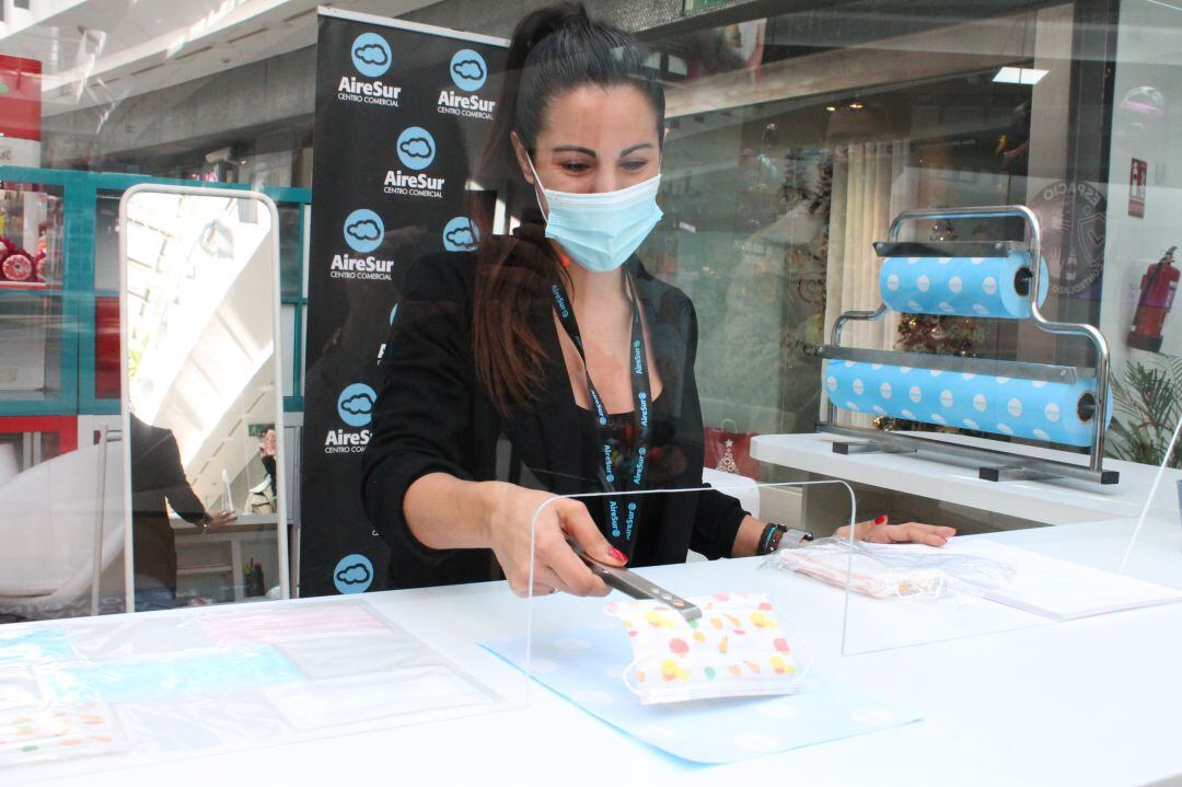 El Centro Comercial AireSur reparte mascarillas gratis entre sus clientes.