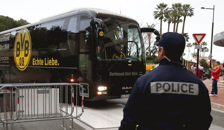 El autobús del Borussia Dortmund a su llegada al partido de vuelta de los cuartos de final de la Liga de Campeones entre el AS Mónaco y el Borussia Dortmund en el estadio Luis II de Mónaco hoy 19 de abril de 2017. 