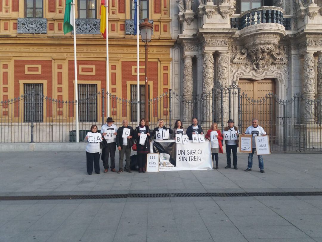 Concentración de Un Siglo Sin Tren en Sevilla