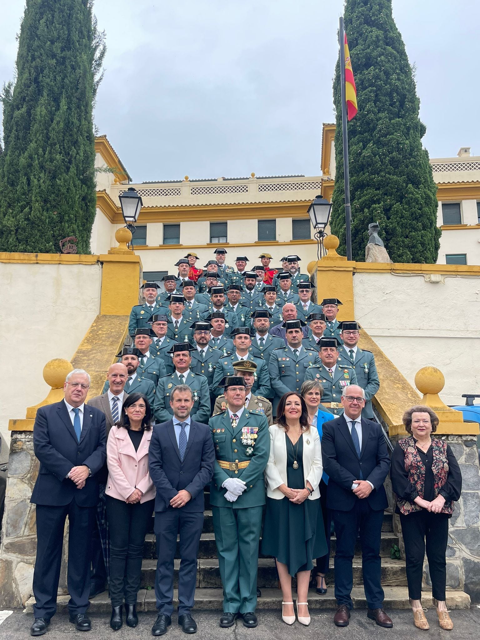 Foto de familia durante el acto de conmemoración del 179 aniversario de la fundación de la Guardia Civil en Jaén