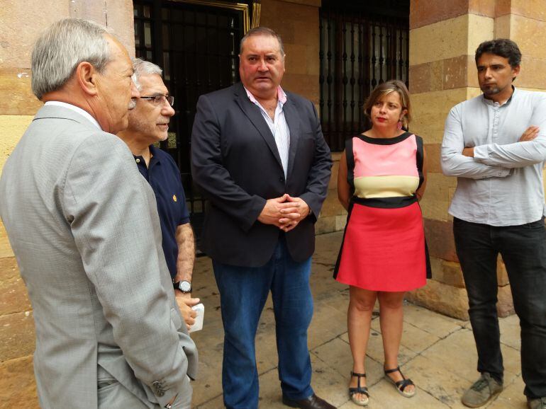 Ana Taboada (segunda por la derecha) junto a miembros de IU y el alcalde, Wenceslao López (primero por la izquierda)